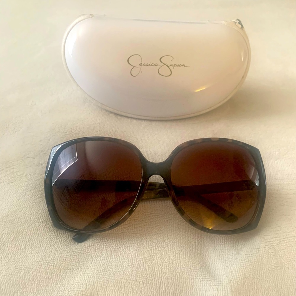 Selling pre-loved Jessica Simpson awesome brown frames.